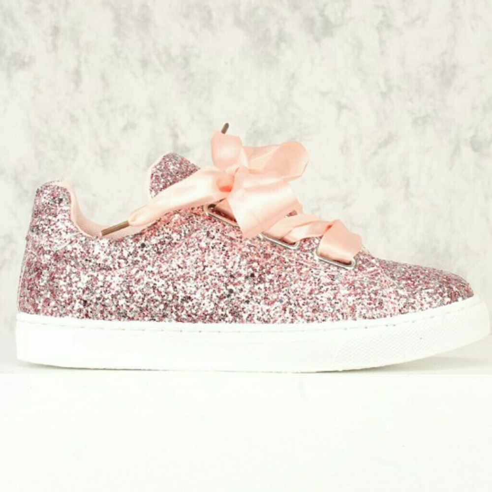 Tennis shoes